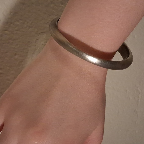 Alexis Bittar silver semi-translucent thin round bangle - Picture 2 of 4